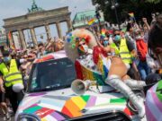 Десятки тысяч людей в Будапеште и Берлине вышли на митинги за права ЛГБТ (фото)