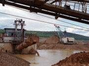 Добыча золота загрязнила тысячу километров рек в Сибири