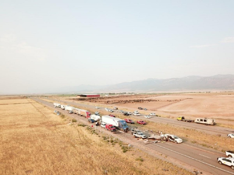 Из-за песчаной бури в США столкнулись 20 машин: 7 человек погибли (фото)