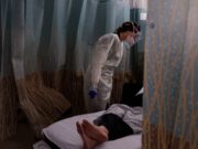 Мир находится в начале третьей волны пандемии COVID-19, заявила ВОЗ