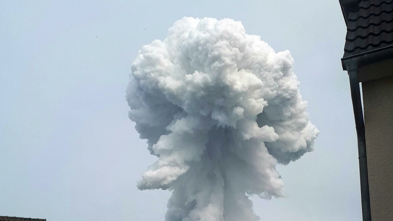 В немецком Леверкузене после пожара на химзаводе выпала сажа