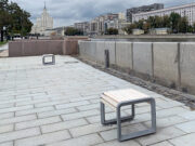 Москвичей развеселили новые уличные табуретки для одиночек