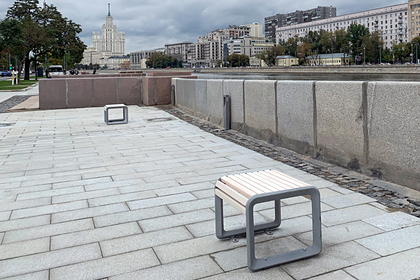 Москвичей развеселили новые уличные табуретки для одиночек