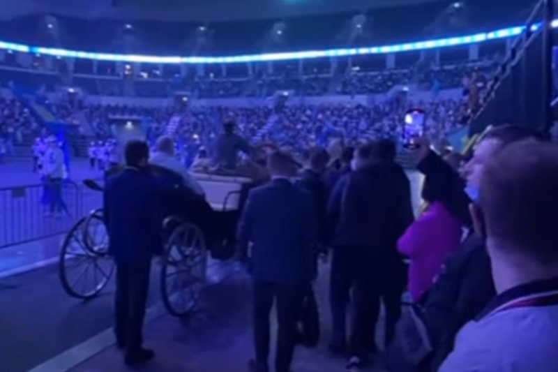 Жириновского в Москве "вывели из себя" лошади (видео)